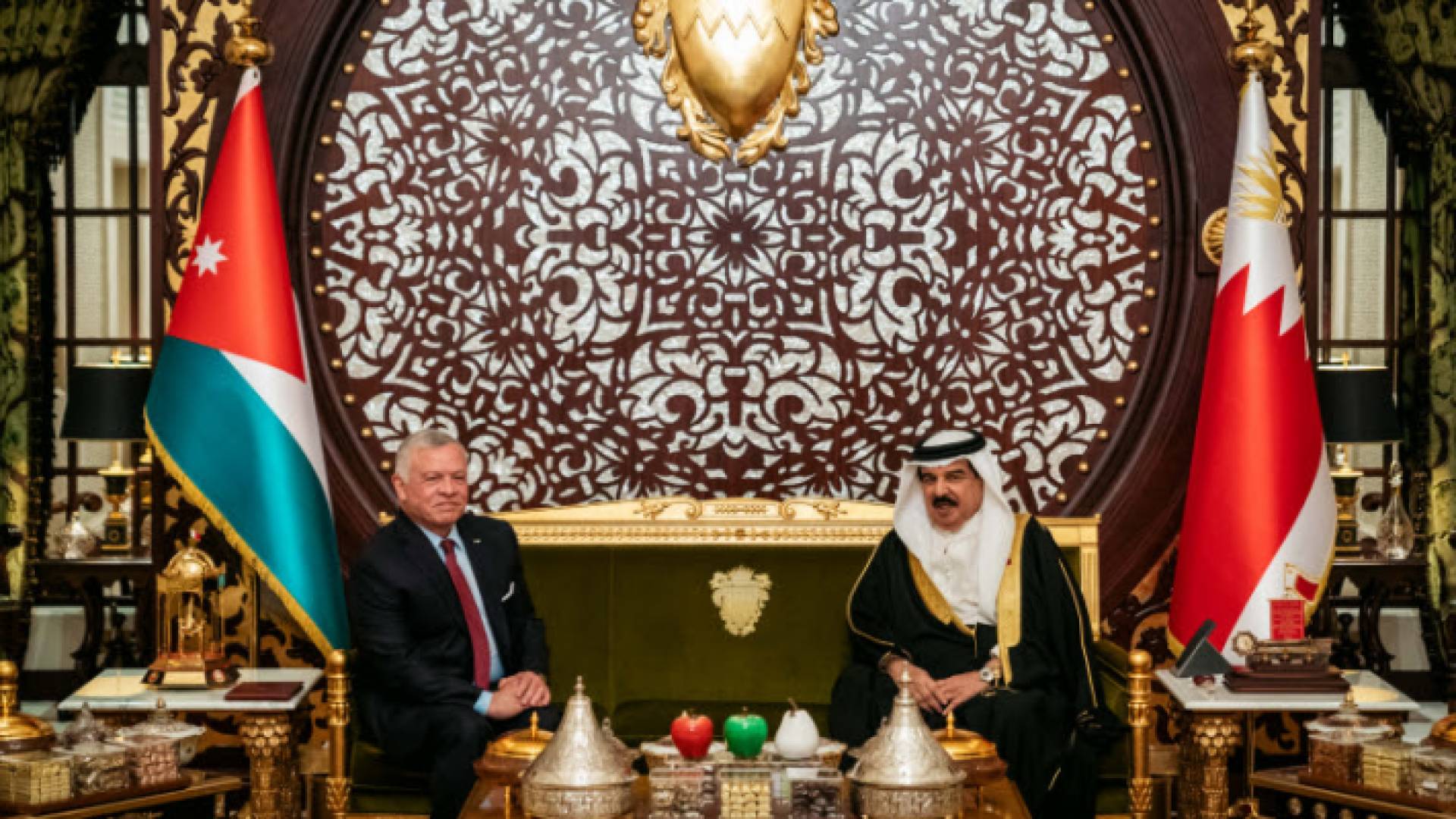 جلالة الملك عبد الله الثاني وإلى جانبه ملك البحرين حمد بن عيسى آل خليفة