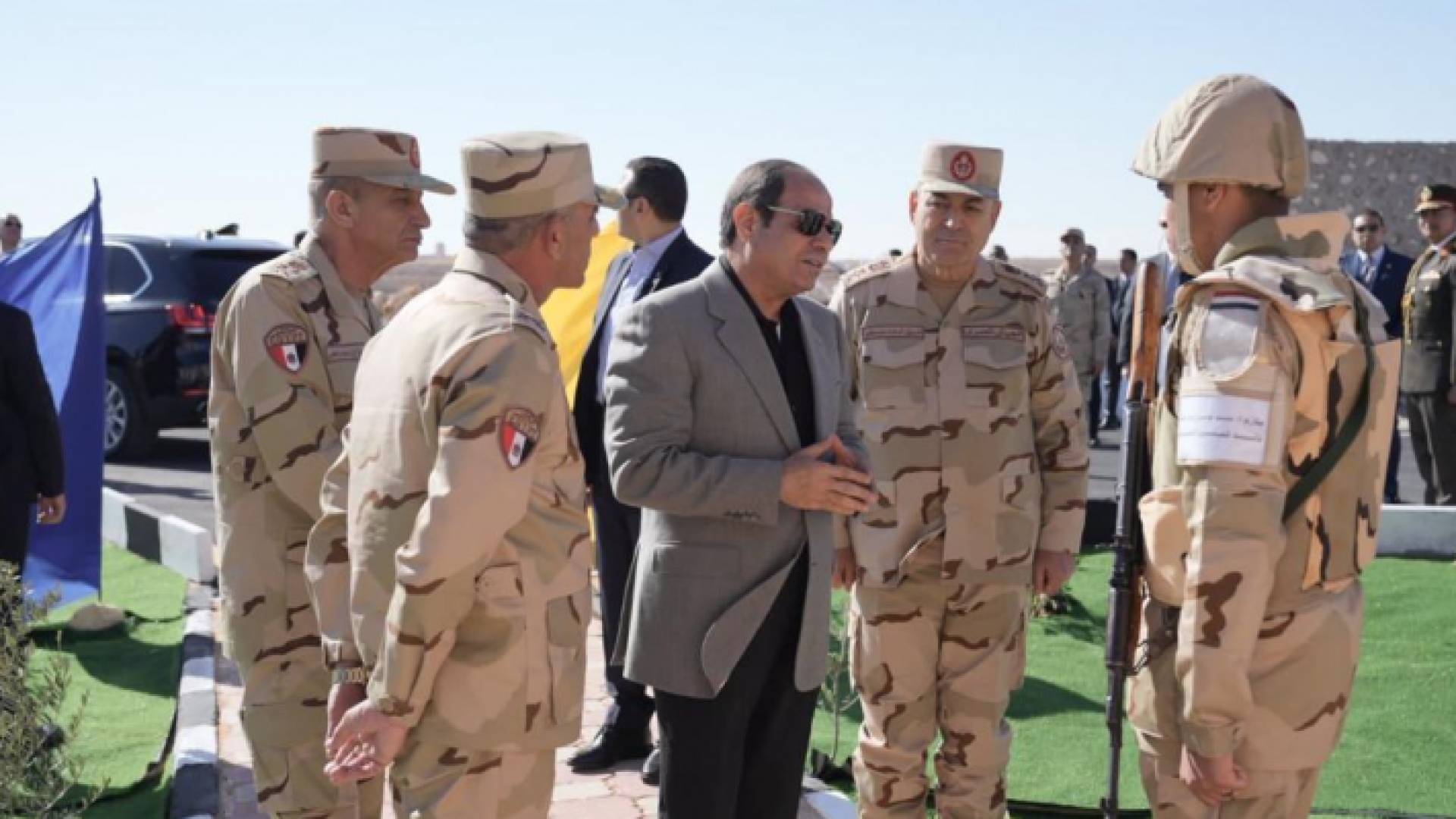 الرئيس المصري عبد الفتاح السيسي خلال تفقده الارتكازات الأمنية شرقي قناة السويس