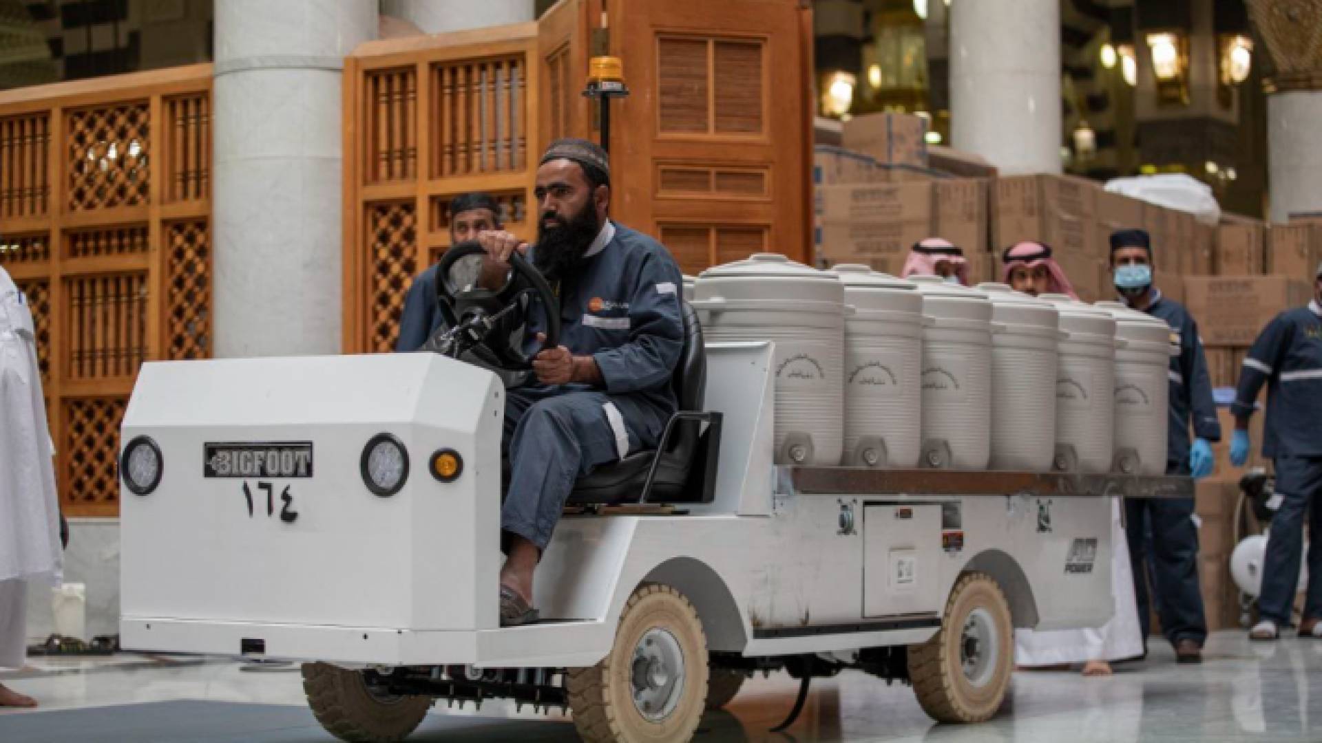 تزويع مياه زمزم في المسجد النبوي