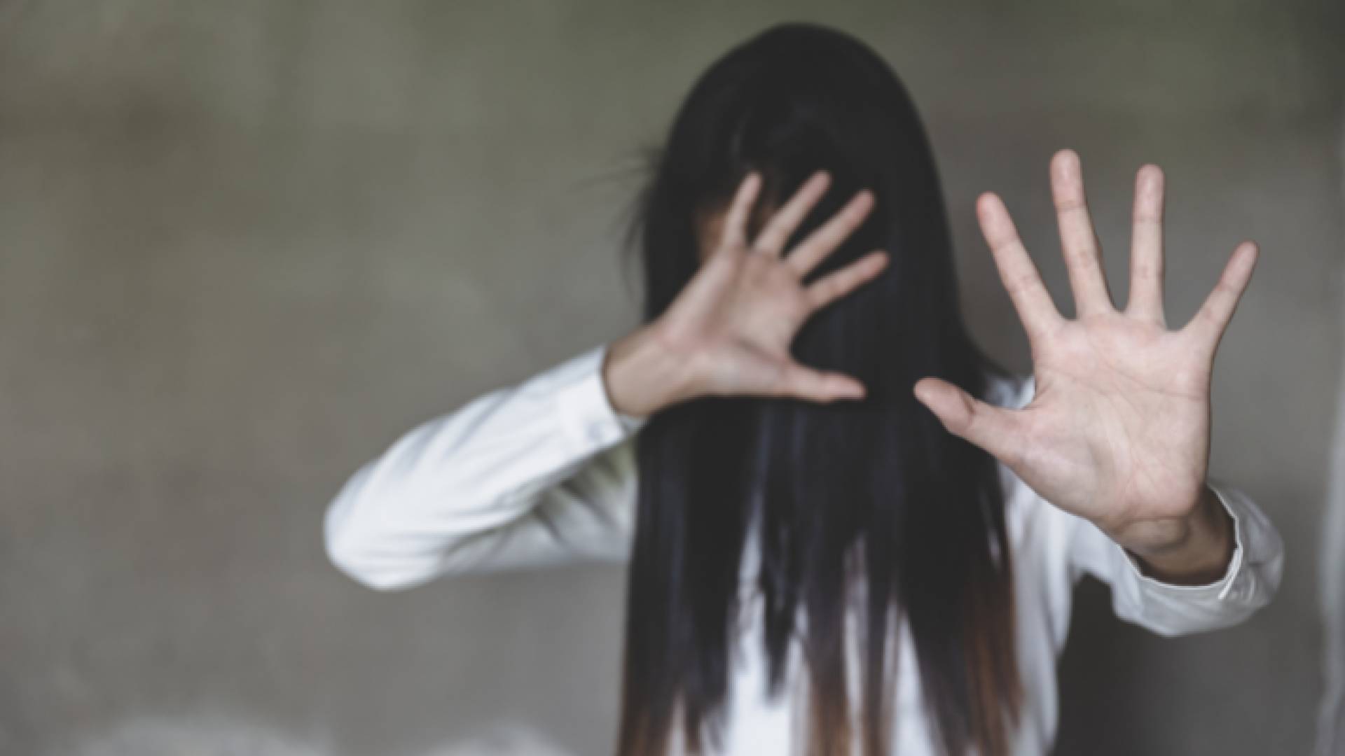 صورة تعبيرية لفتاة تتعرض لاعتداء