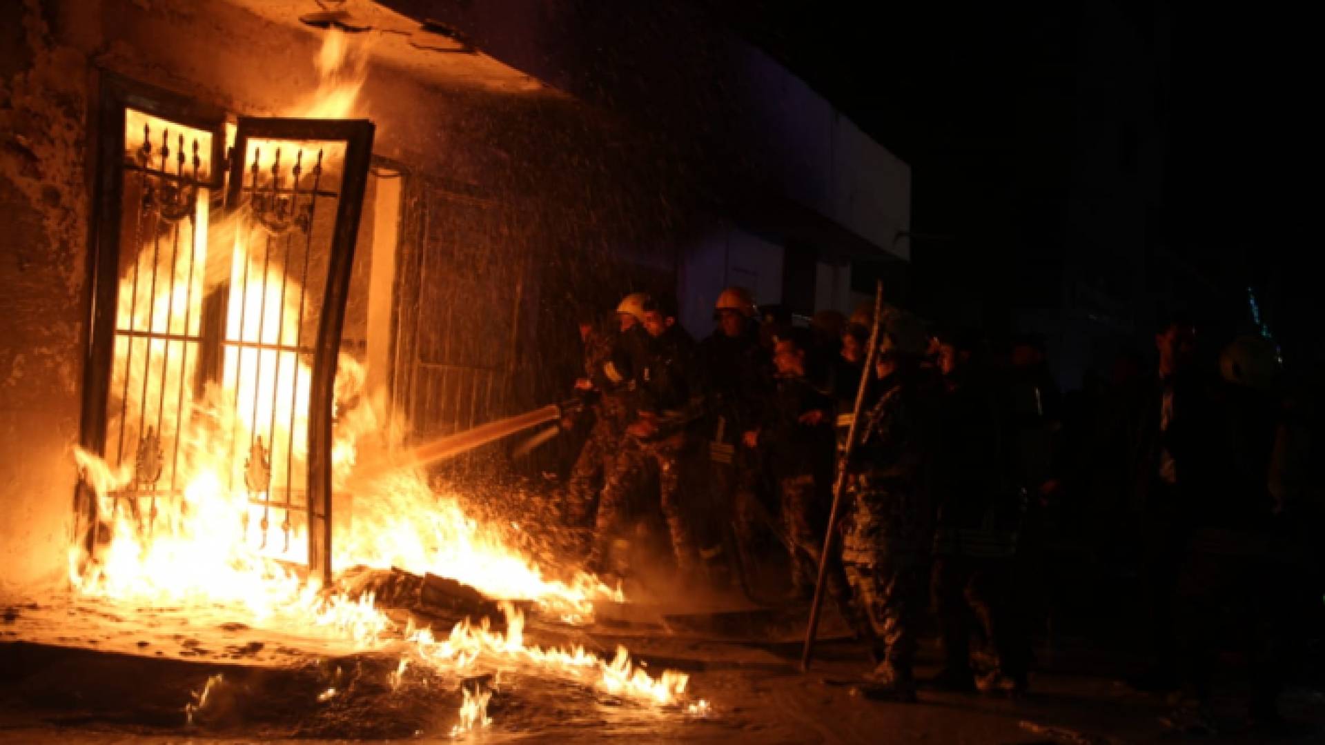 من عمليات إخماد الحريق في مستودع بنزين في الرمثا