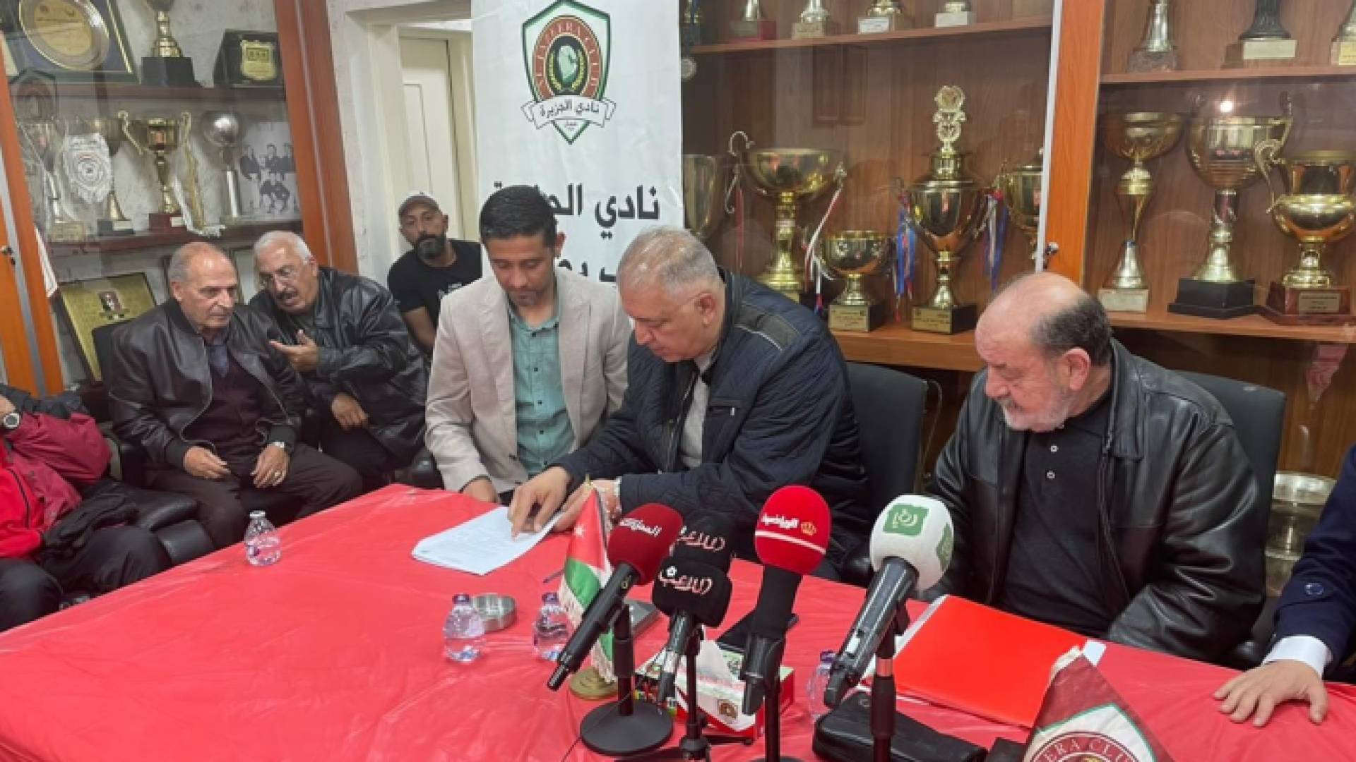 من تقديم الجهاز الفني لنادي الجزيرة في مؤتمر صحفي