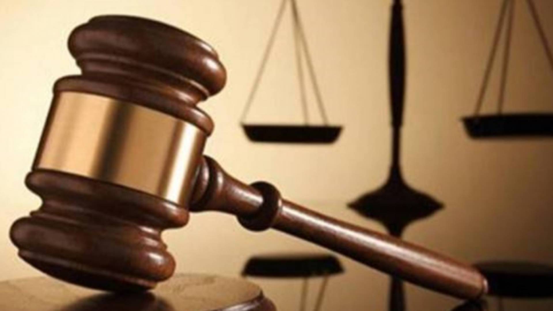 مطرقة قاض وسندان