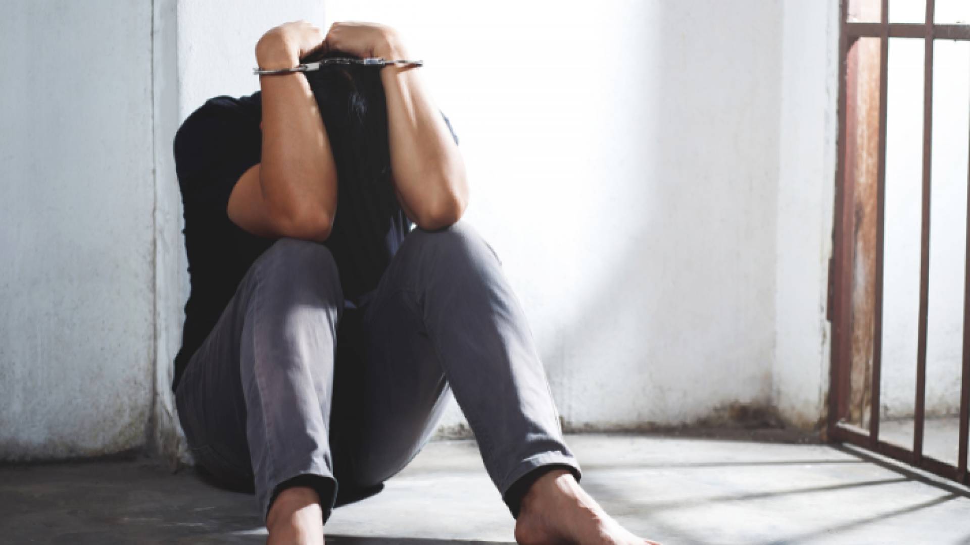 صورة تعبيرية لشخص داخل سجن