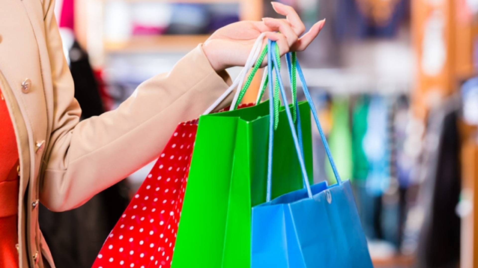 سيدة أثناء التسوق