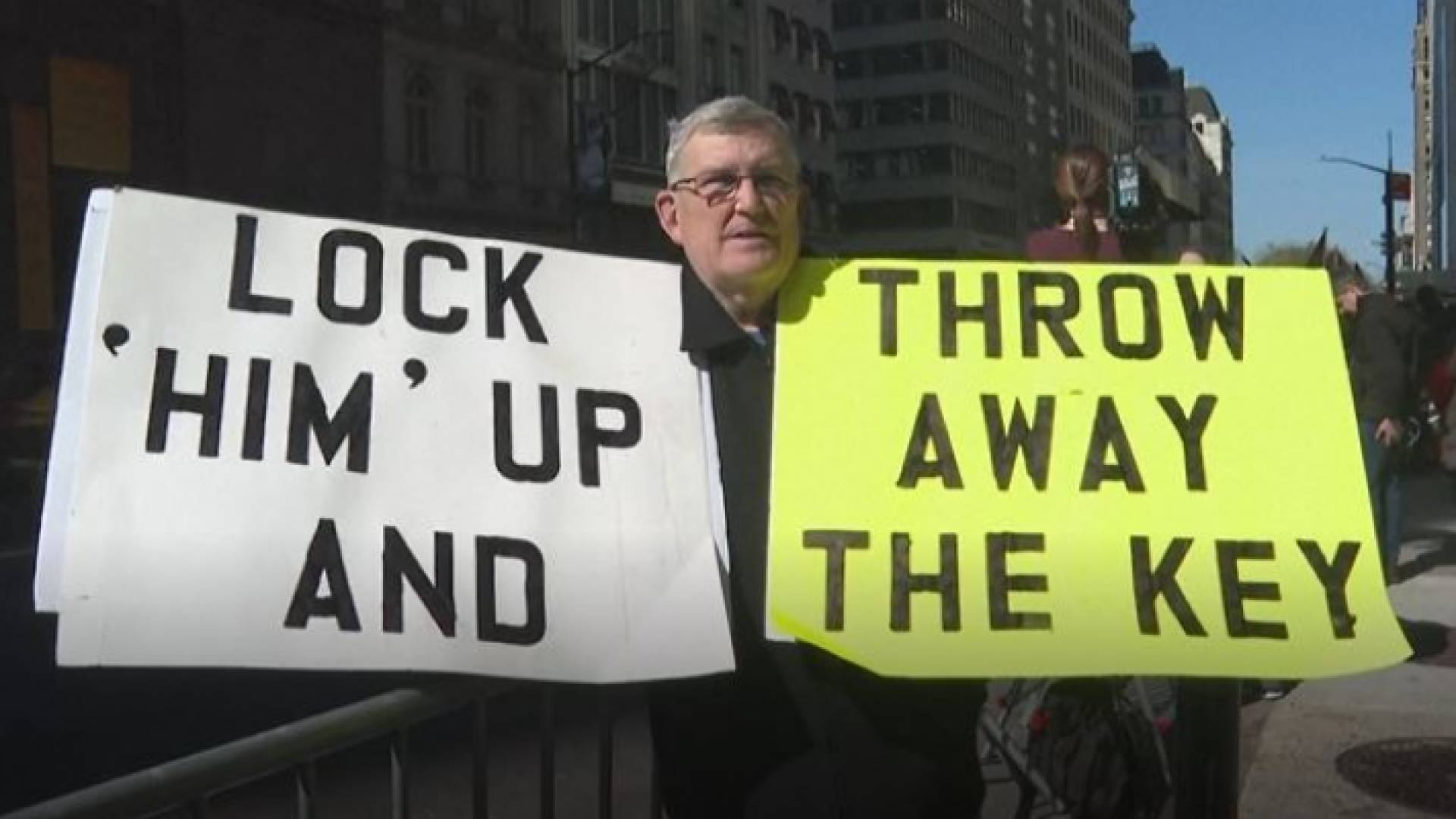 متظاهر في انتظار وصول ترمب