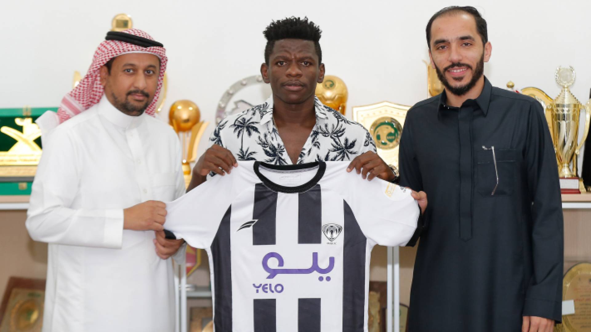 كلارنس بيتانج يرفع قميص هجر السعودي