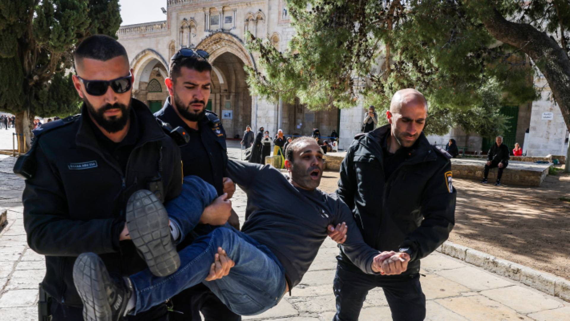 قوات الاحتلال تعتقل أحد المرابطين في الأقصى