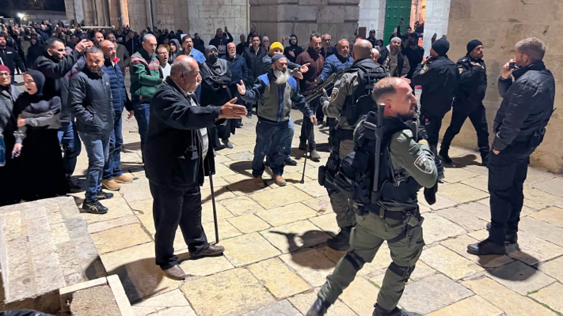 عناصر من قوات الاحتلال تمنع فلسطينيين من دخول المسجد الأقصى