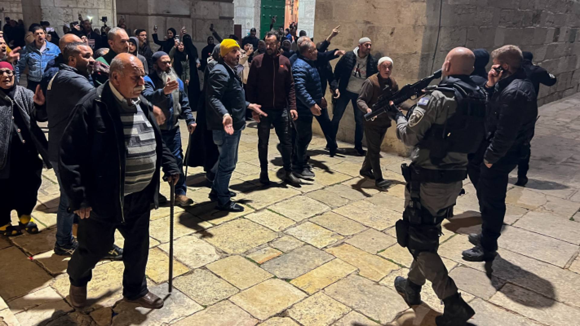 محاولة تصدي المصلين لاقتحام جيش الاحتلال للمسجد الأقصى