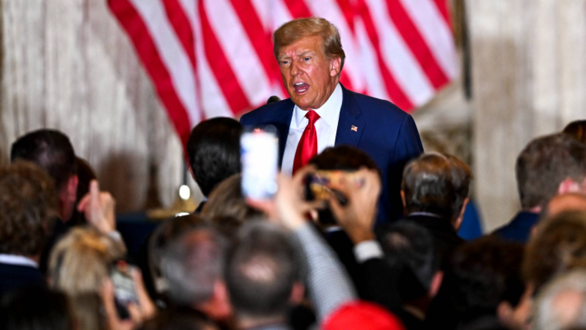 الرئيس الأمريكي السابق دونالد ترمب وسط أنصاره