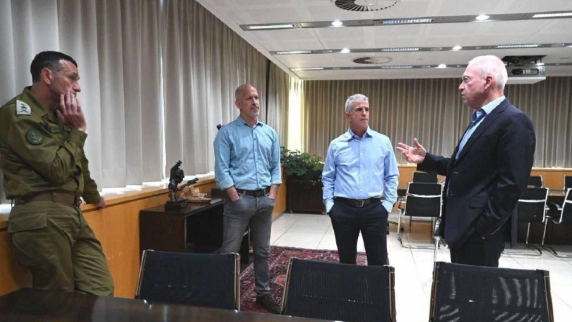 وزير الدفاع الإسرائيلي يوآف غالانت في حديث مع قادة الأجهزة الأمنية