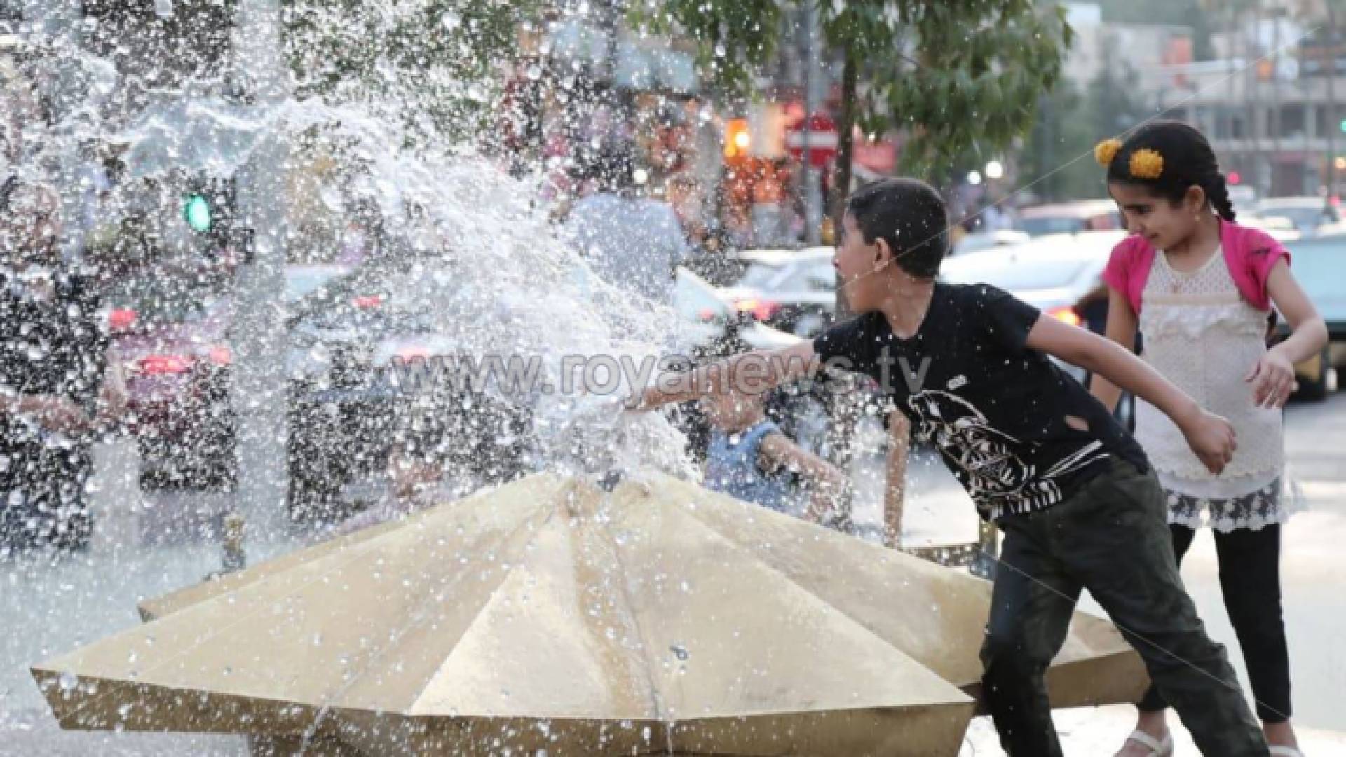 أطفال يلعبون في الأجواء الحارة "أرشيفية"