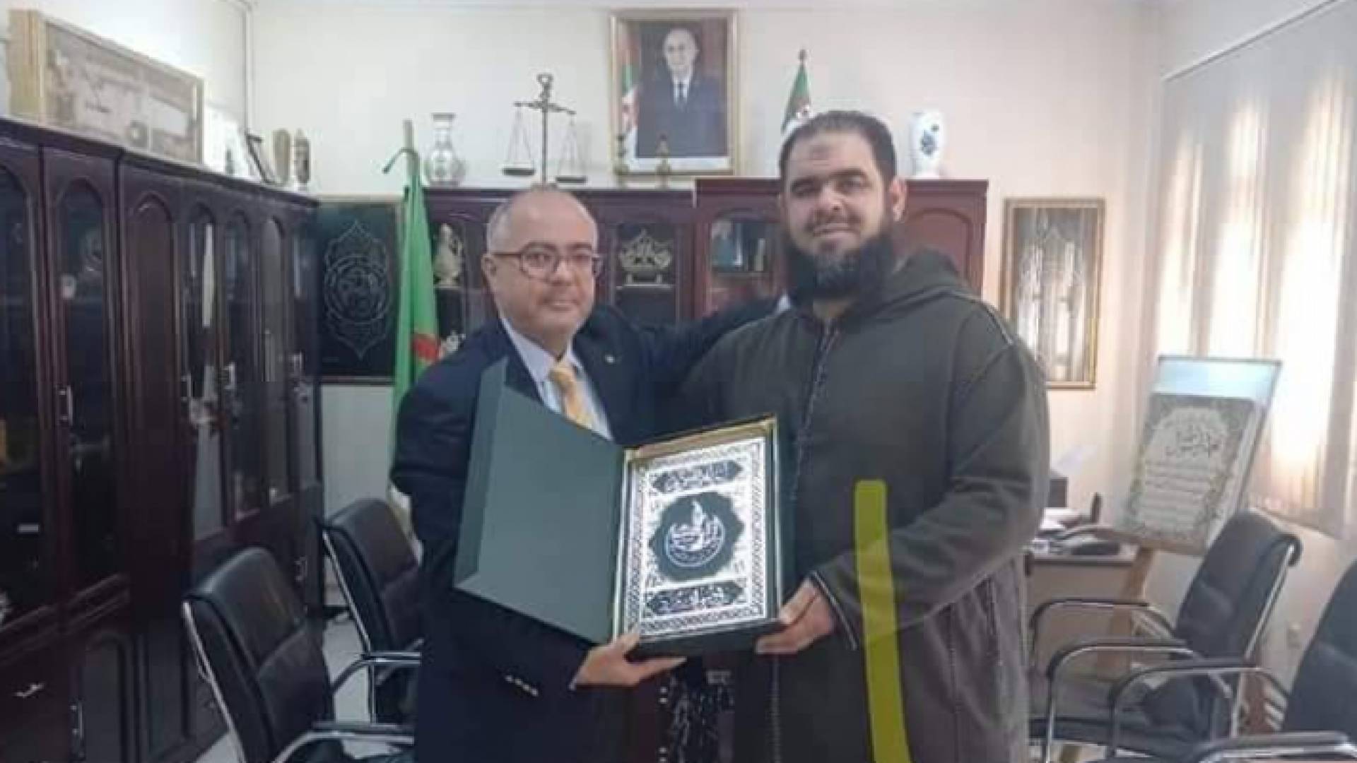 الصورة من تكريم الشيخ وليد مهساس