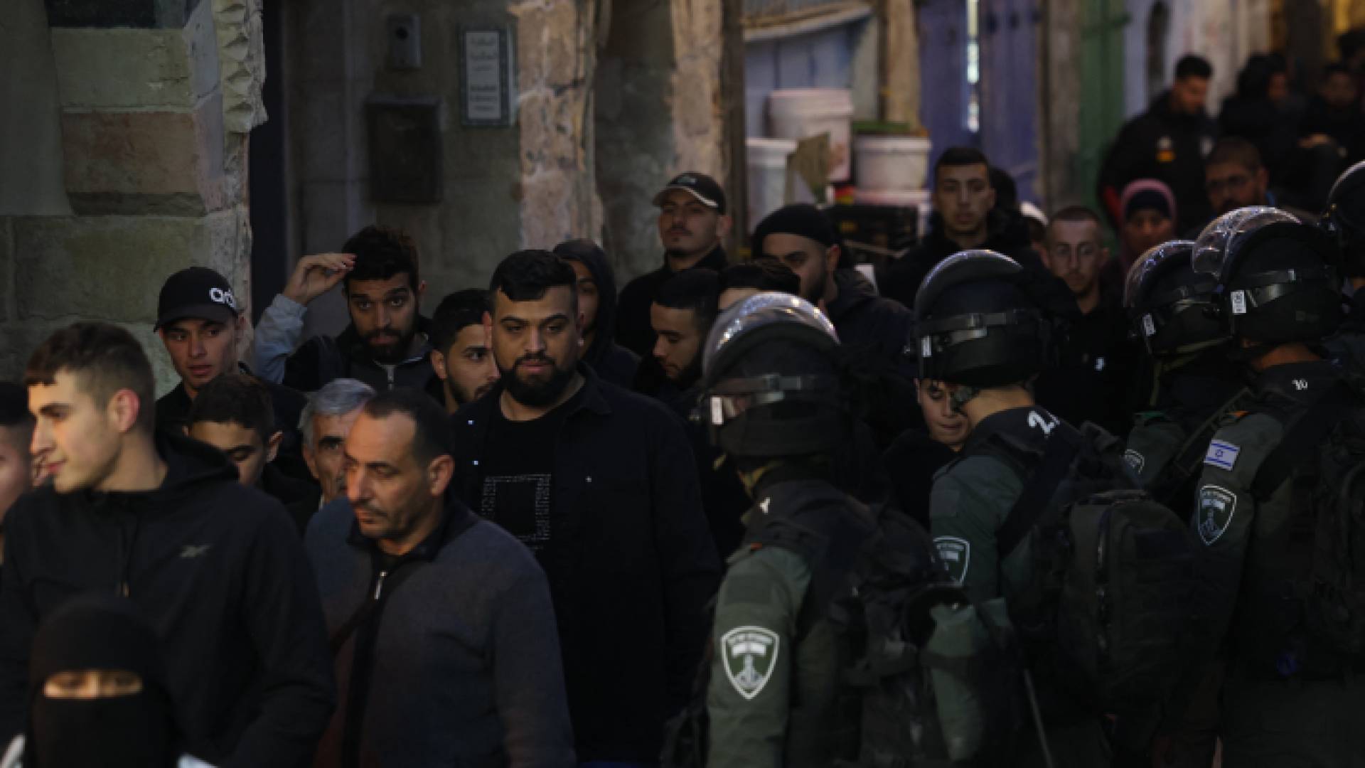 قوات الاحتلال تمنع فلسطينيين من دخول المسجد الأقصى