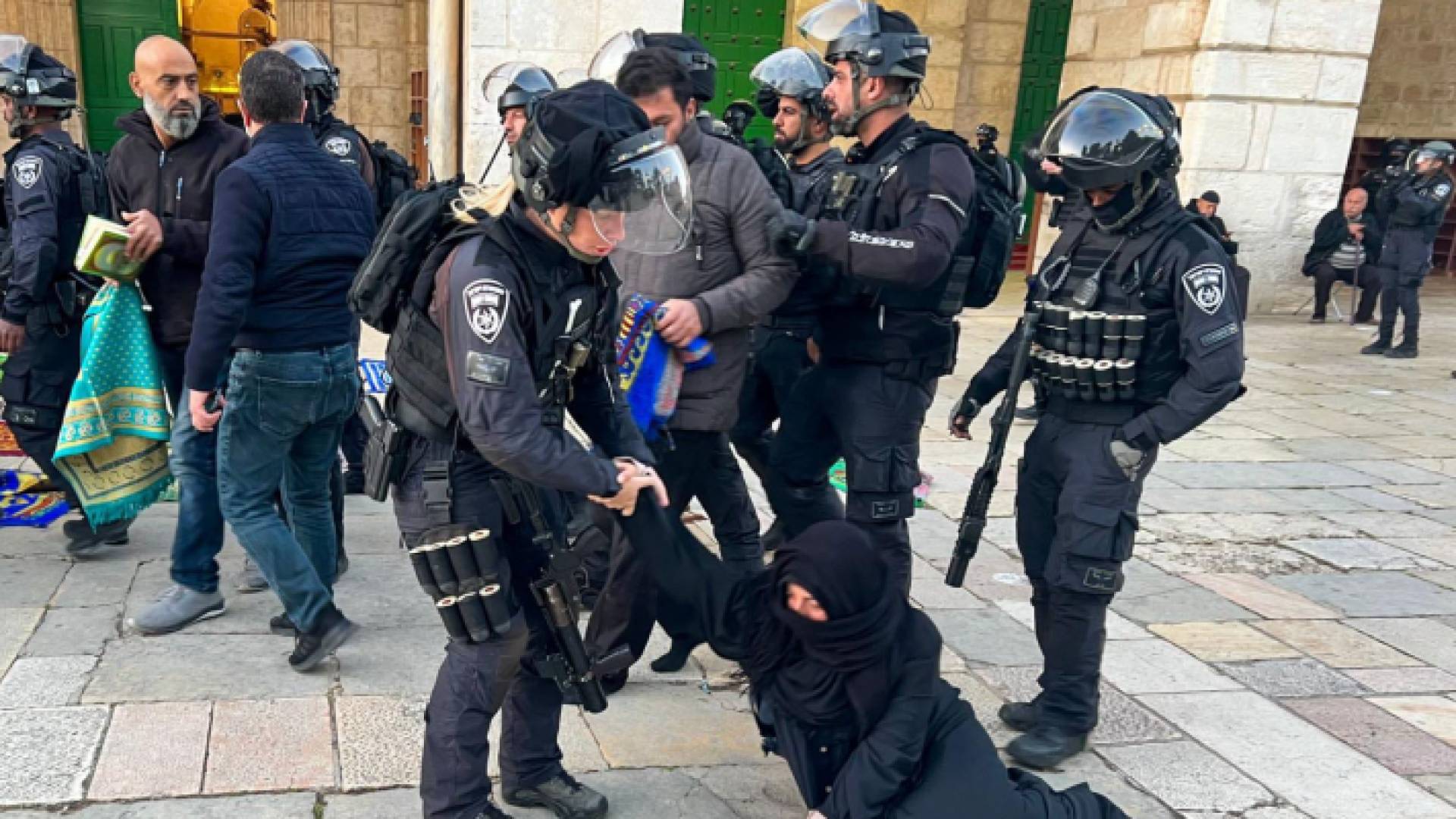 اعتداء قوات الاحتلال على المصلين في الأقصى