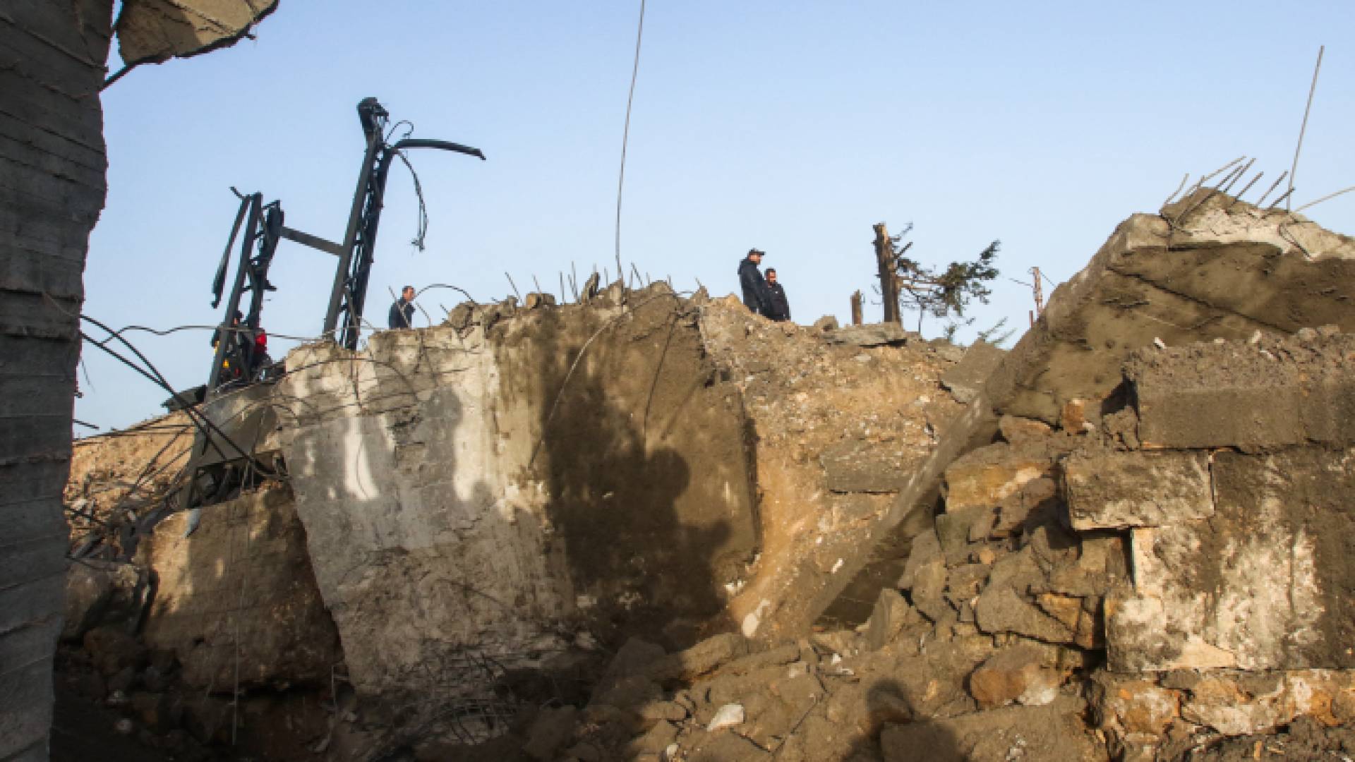 جسرا مدمر عقب الضربات الجوية للاحتلال الإسرائيلي في القليلة