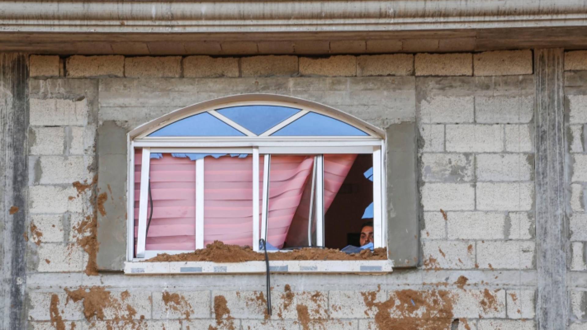 فلسطيني يترقب الأحداث في غزة