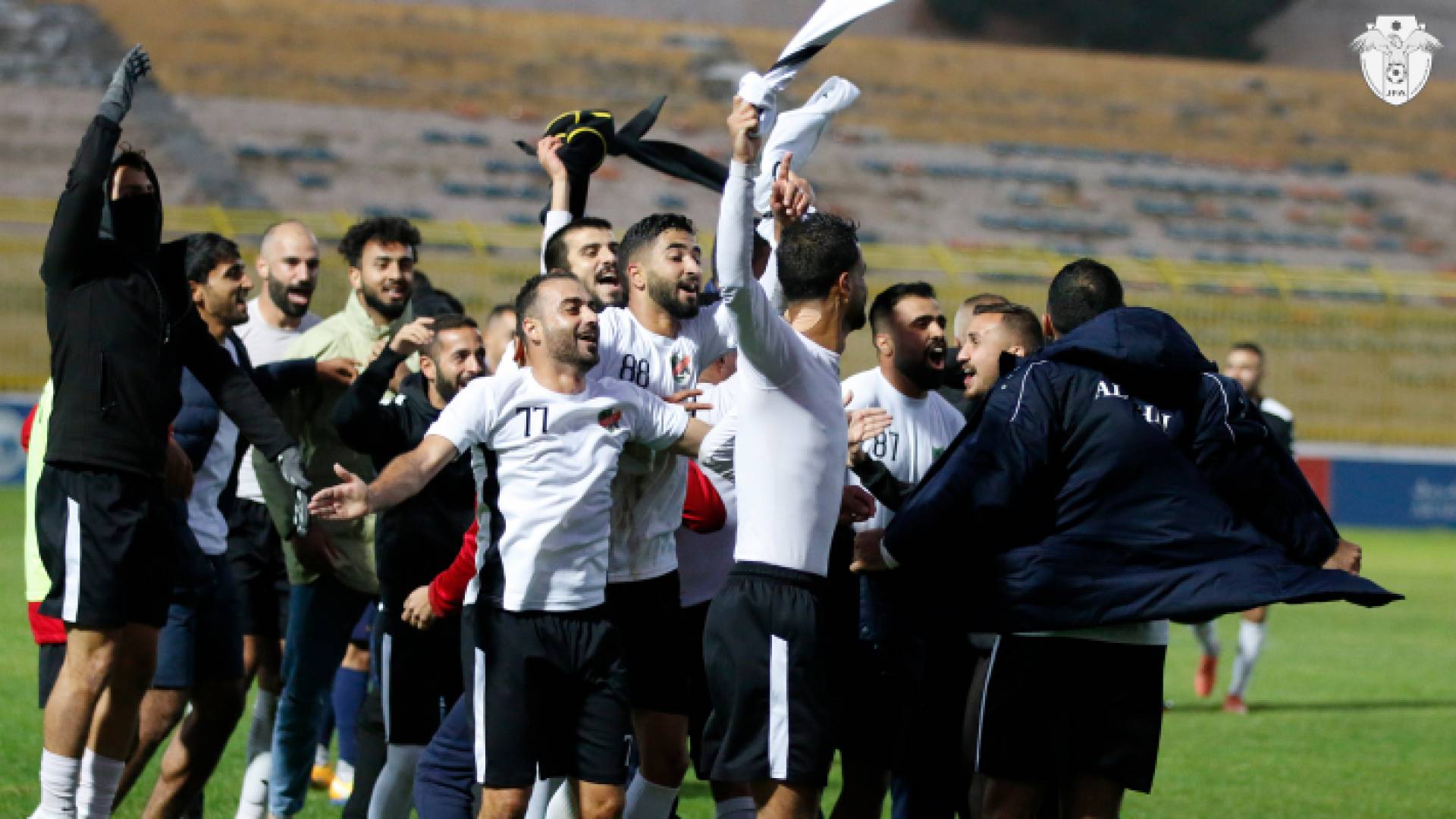 احتفال الفريق بدوري الدرجة الأولى