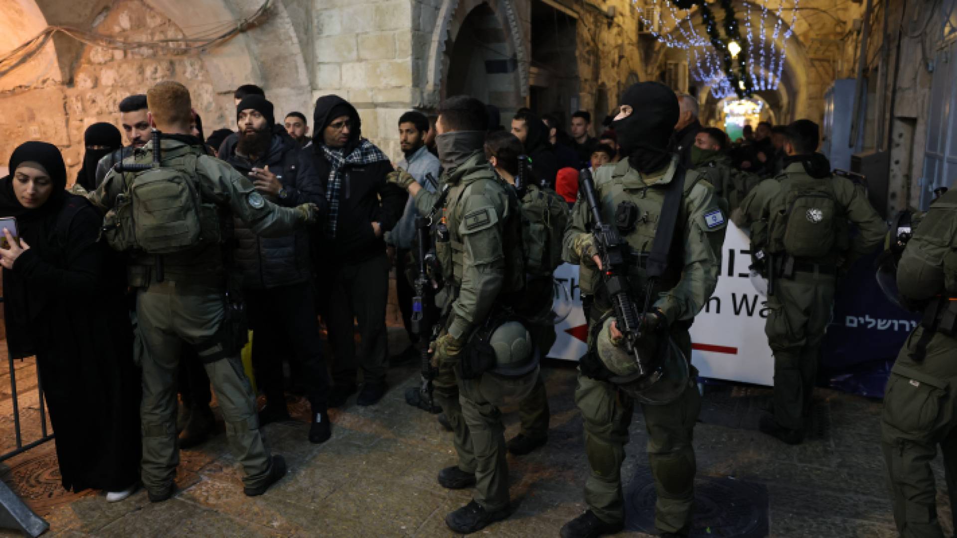 عناصر من شرطة الاحتلال الإسرائيلي أثناء اعتدائها على المصلين في المسجد الأقصى