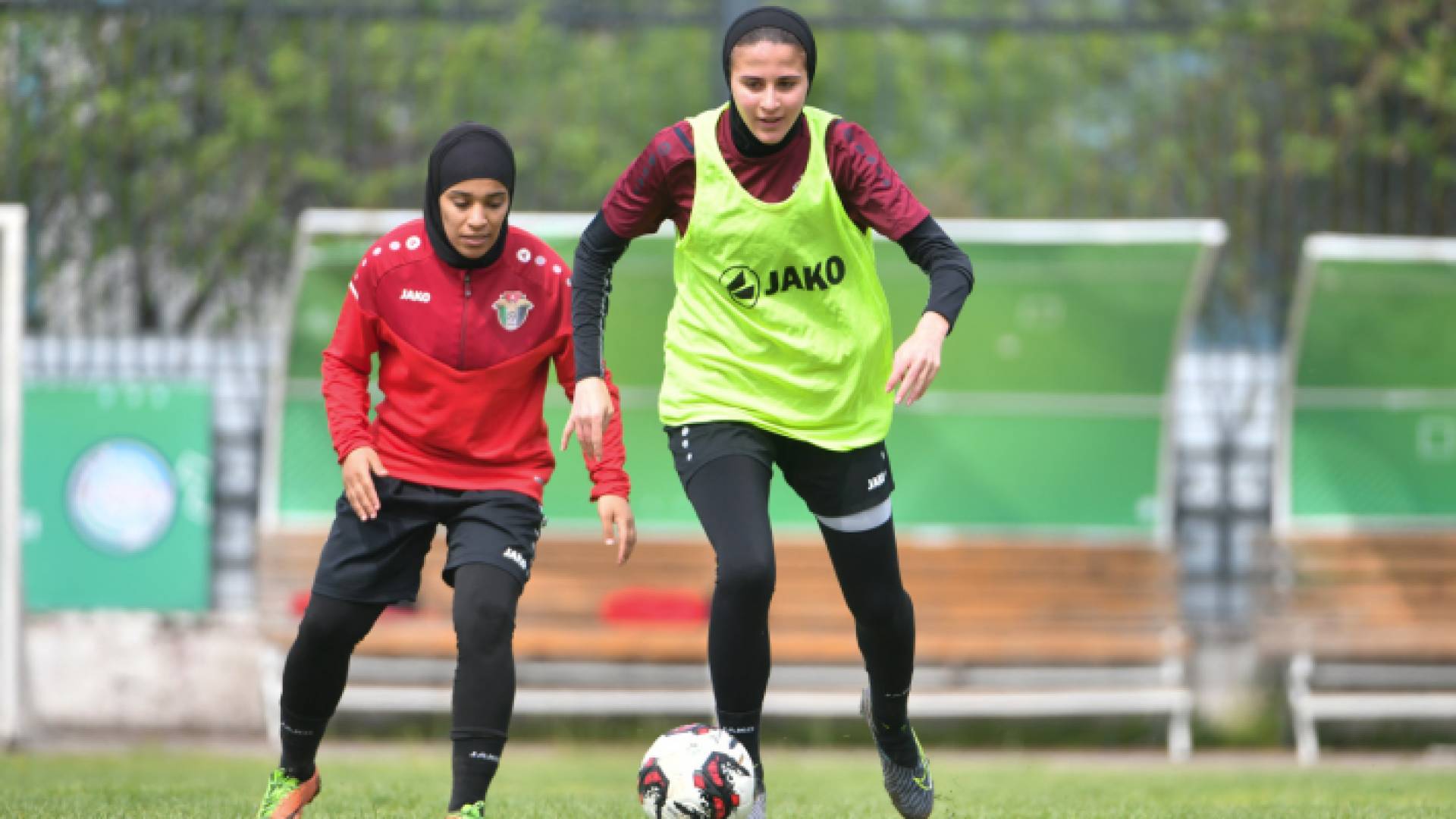 لاعبتا المنتخب الوطني تسنيم أبو الرب وأنفال الصوفي من التدريبات