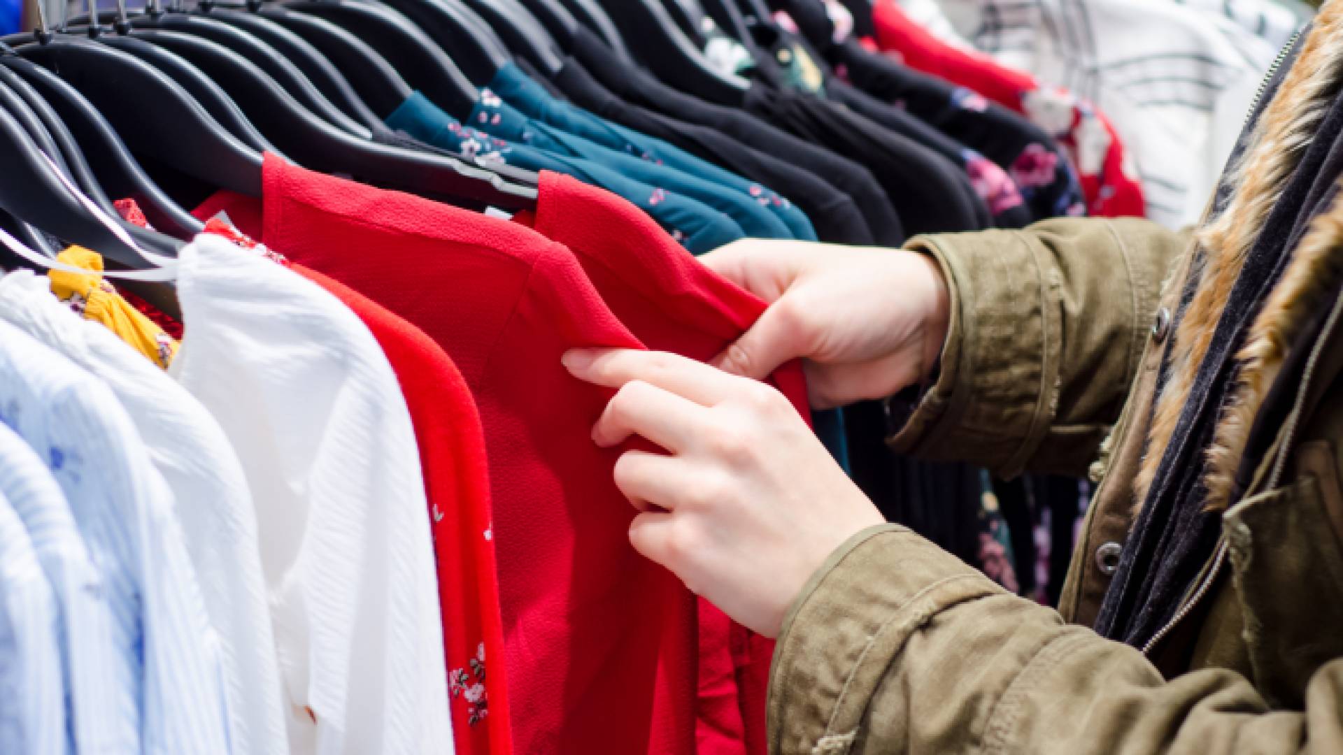 سيدة تقوم بشراء ألبسة