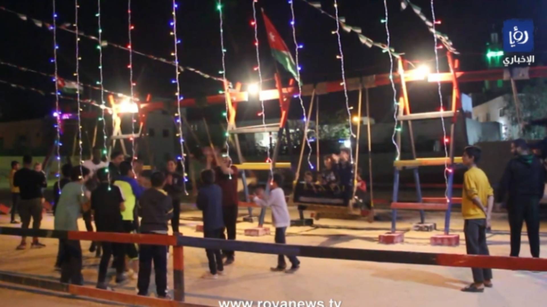 صورة لاطفال يلعبون بمراجيح في المفرق