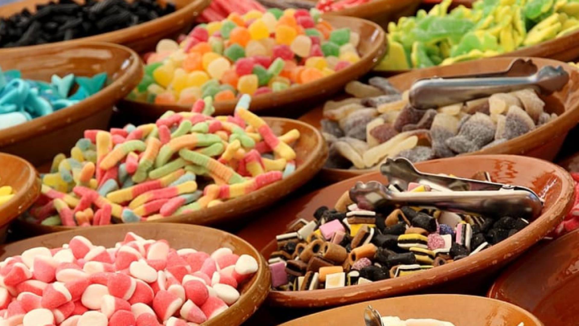 صورة حلويات في الأسواق