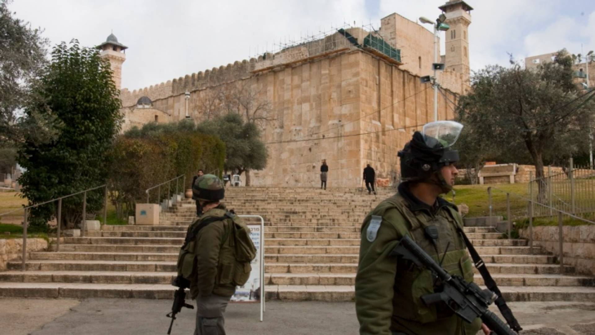 عناصر من قوات الاحتلال الإسرائيلي أمام الحرم الإبراهيمي
