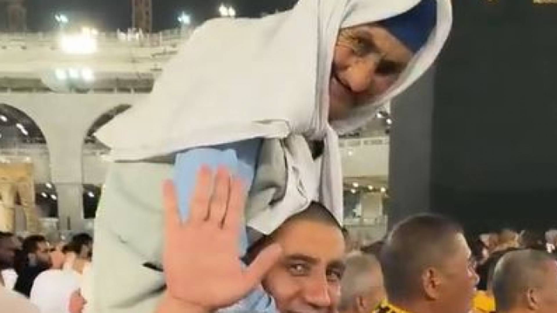 المعتمر ووالدته