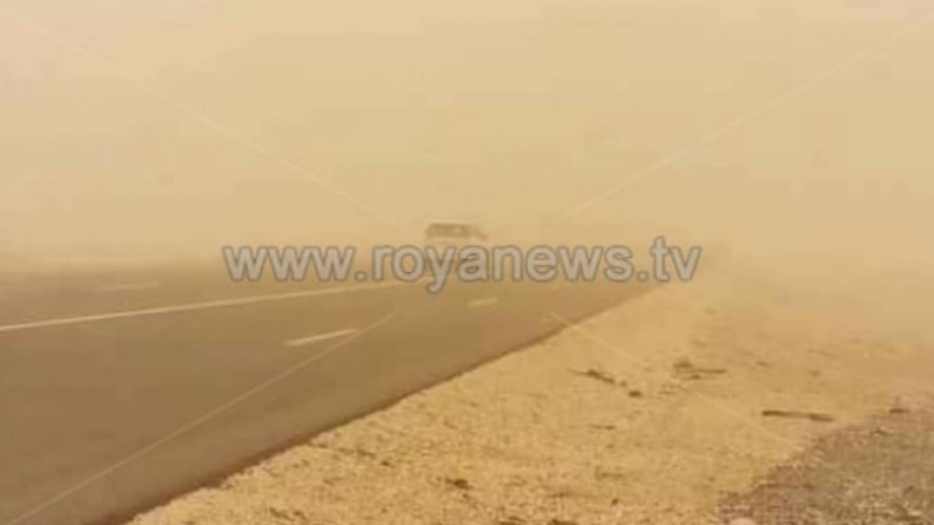 غبار على الطريق الصحراوي