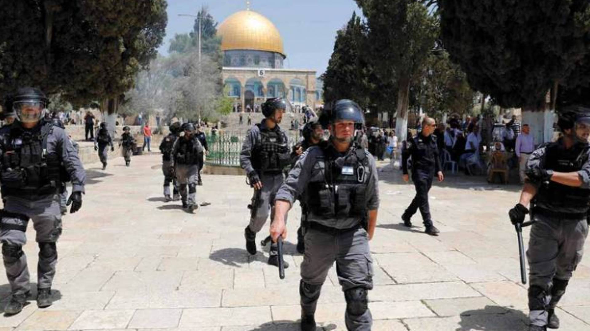 شرطة الاحتلال تقتحم باحات الأقصى