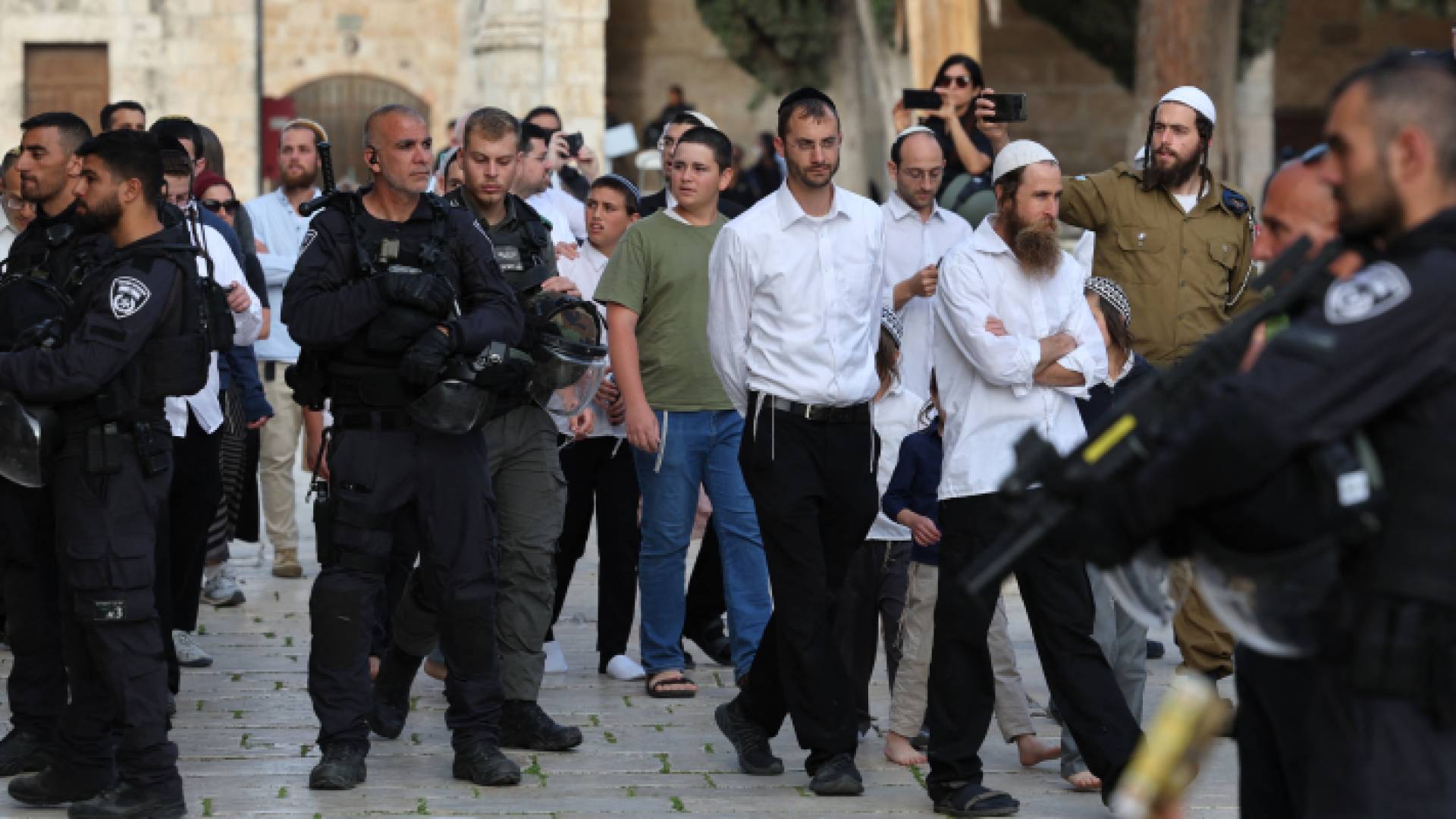 مستوطنون يقتحمون الأقصى بحراسة مشددة من شرطة الاحتلال