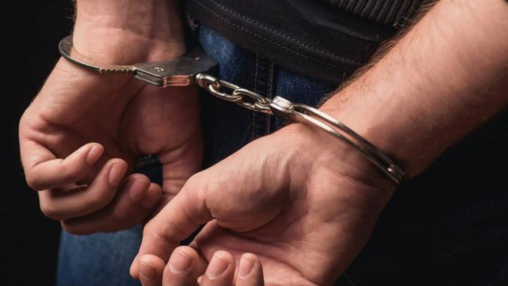 صورة تعبيرية لأيدي سجين مكبلتين بالأصفاد