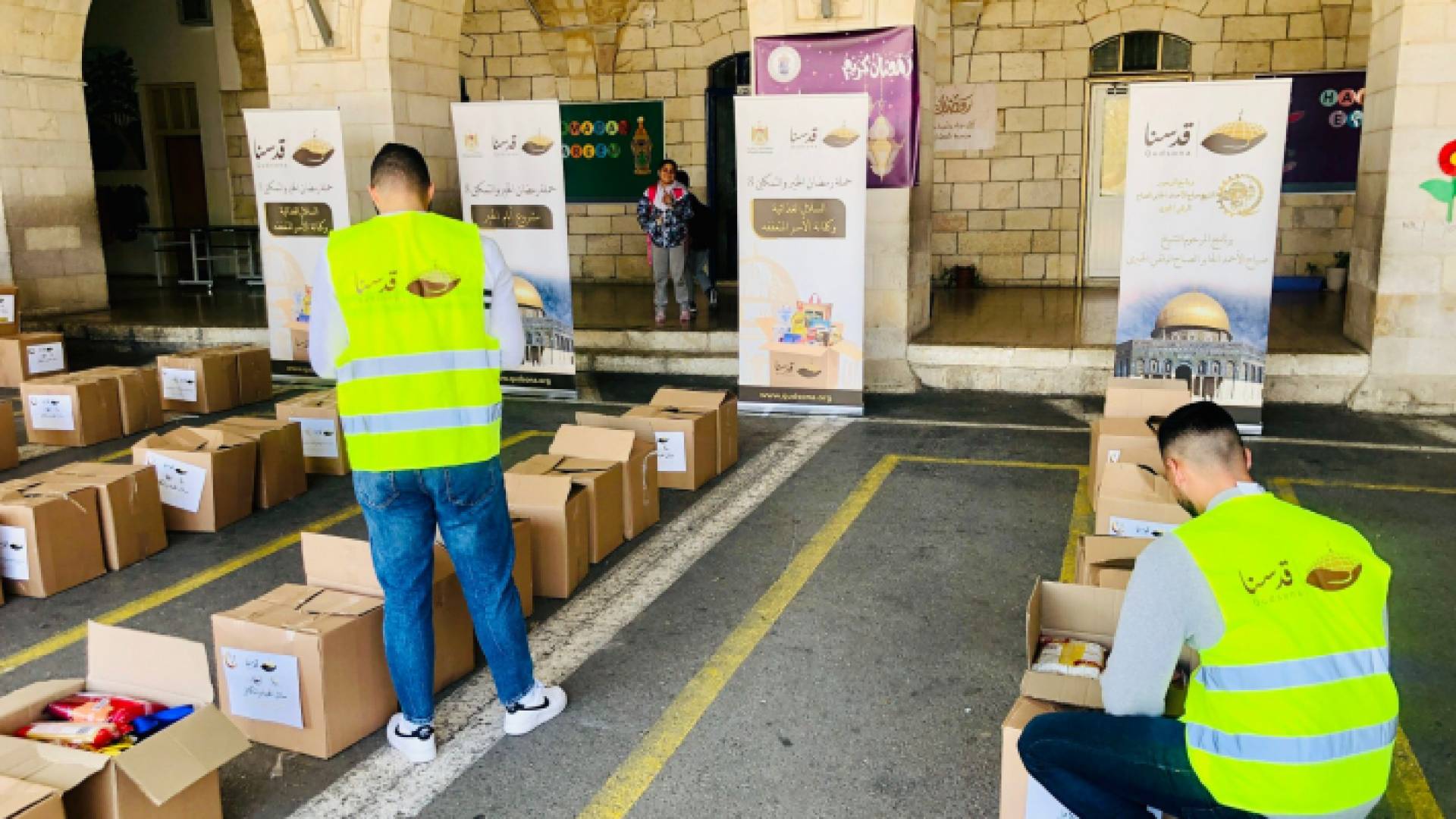 متطوعان أثناء عملهما في المبادرة