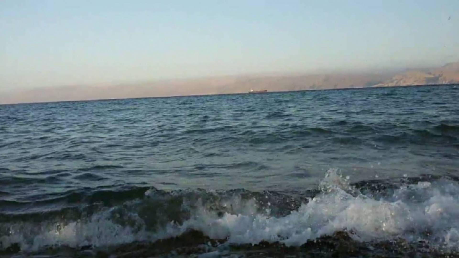 صورة أرشيفية من ارتفاع موج البحر في العقبة