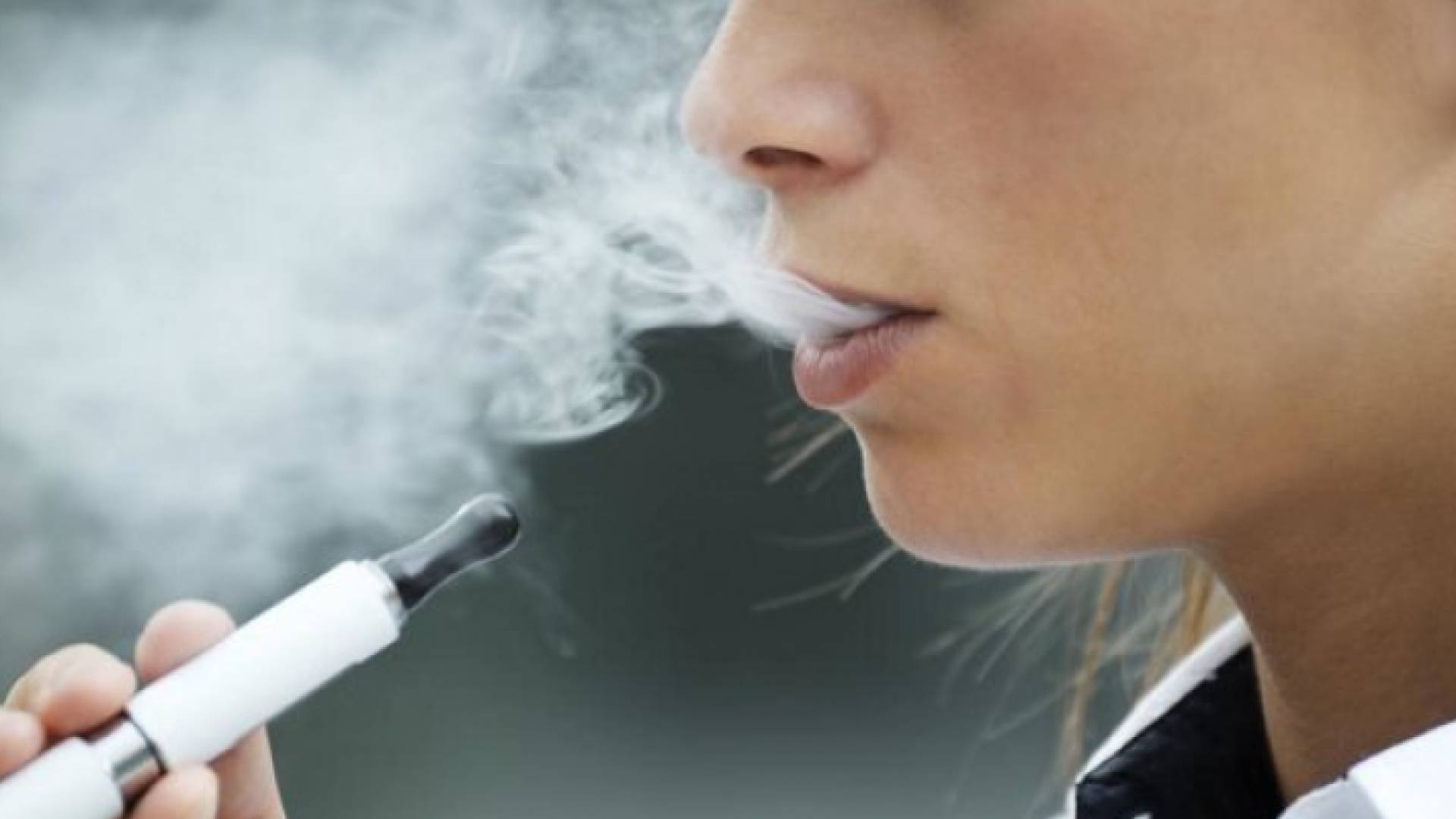 مراهق يدخن سجائر إلكترونية