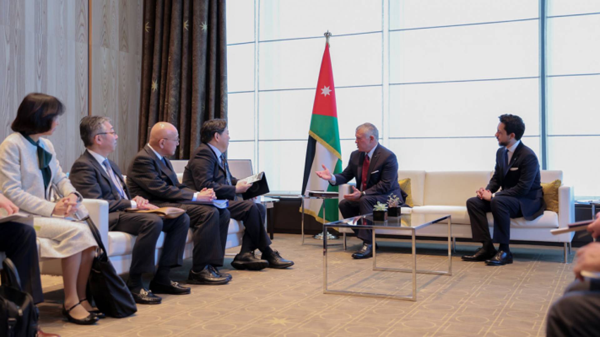 جانب من لقاء جلالة الملك مع مسؤولين يابانيين