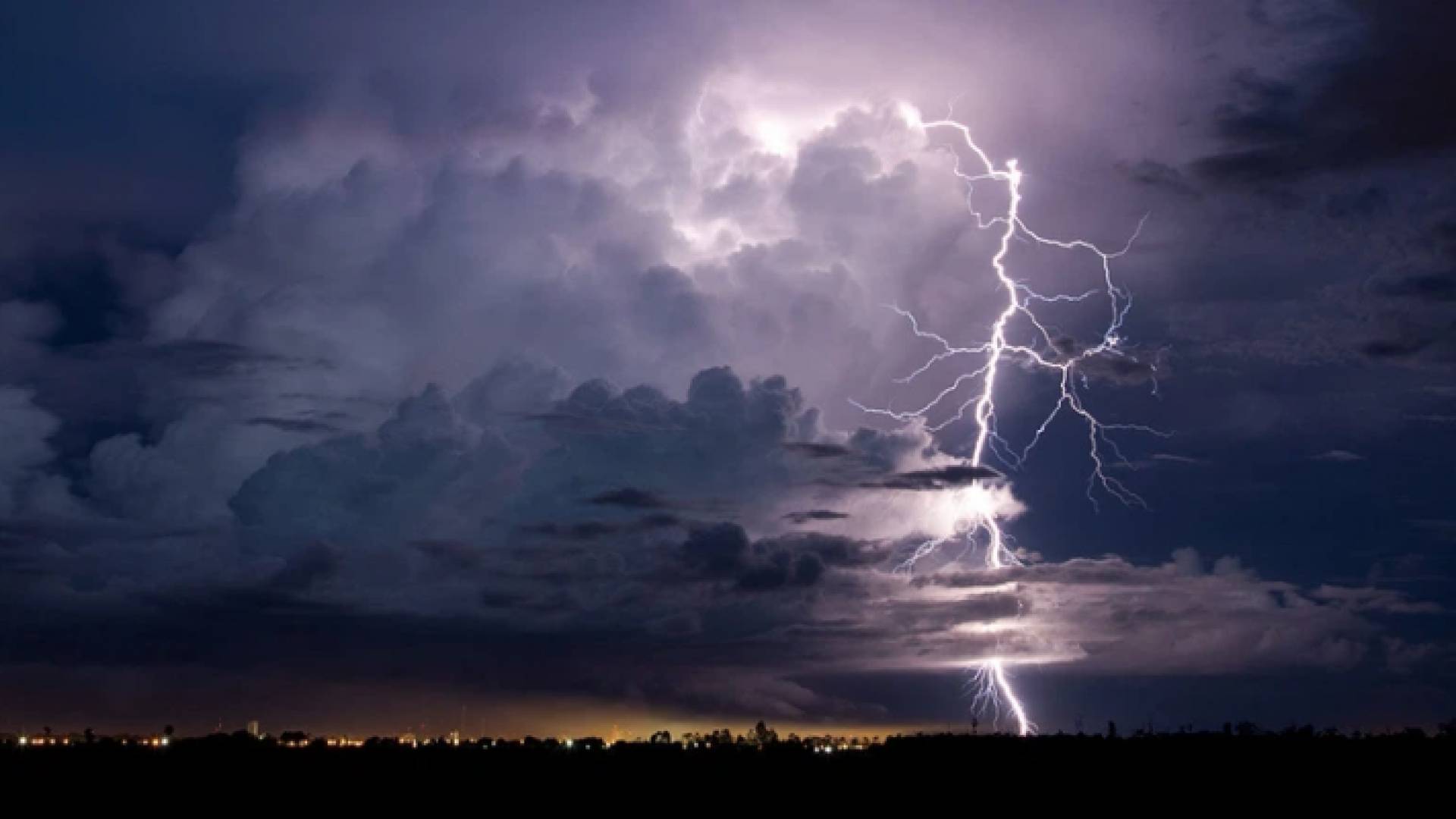 صورة تعبيرية لحدوث الرعد في السماء