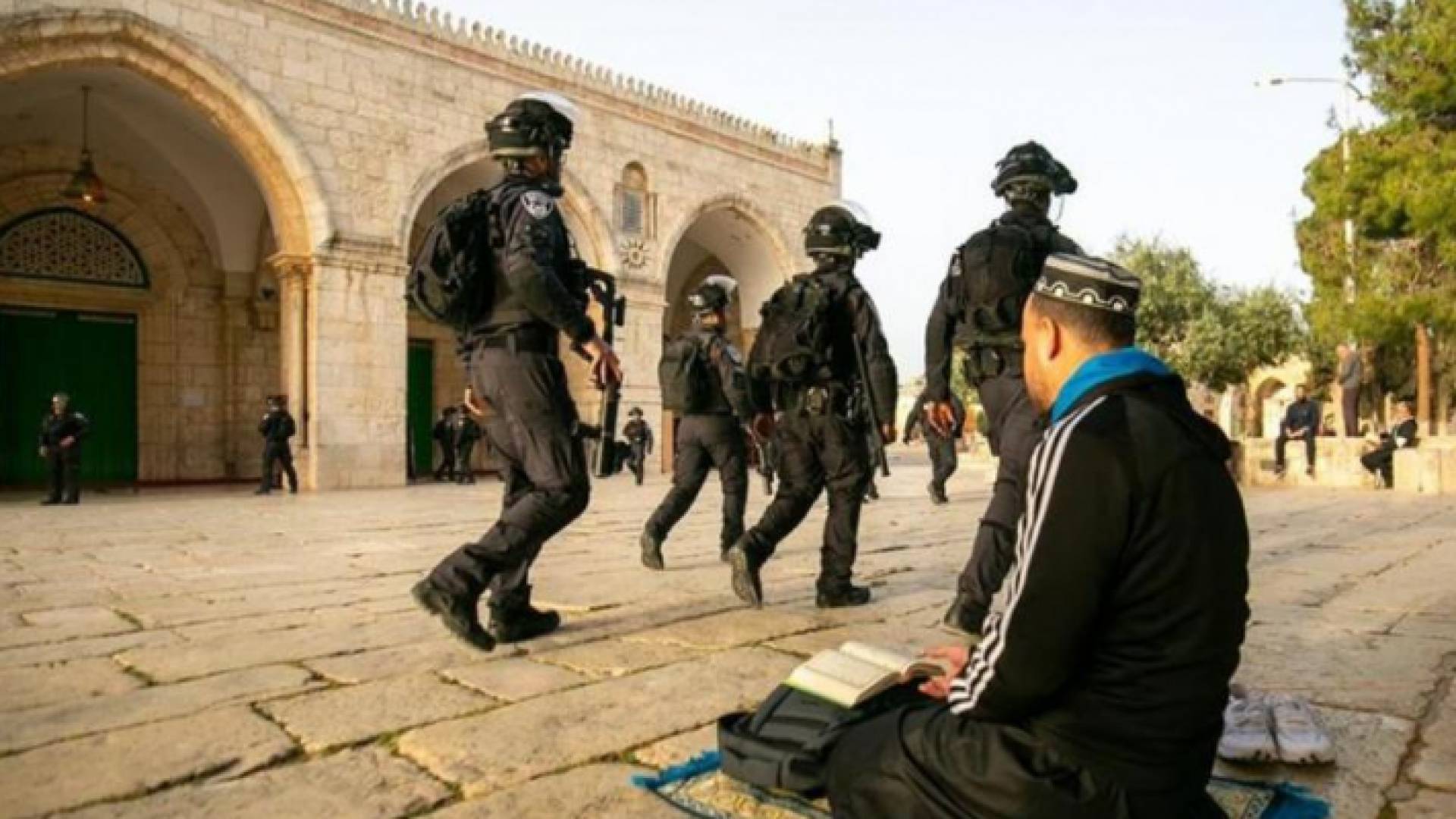 قوات الاحتلال أثناء اقتاح باحات الأقصى