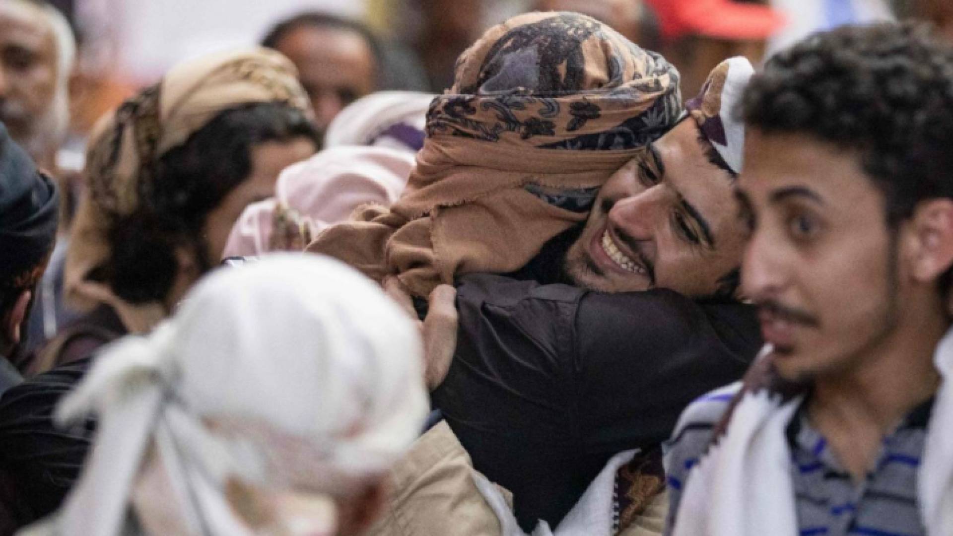 سمني يعانق أسيرا كان محتجزا