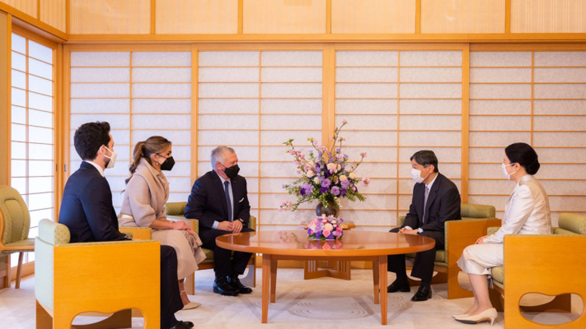 الملك أثناء لقائه إمبراطور اليابان