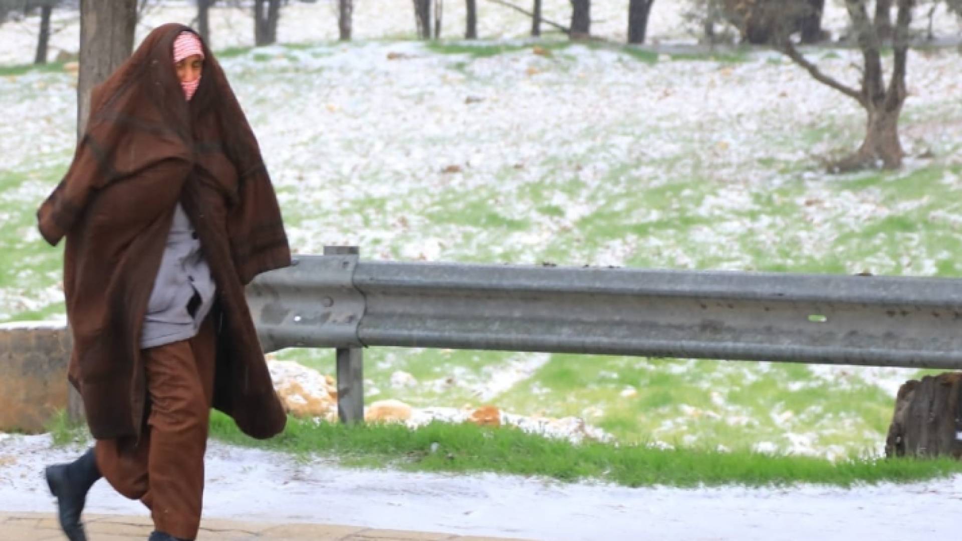 رجل يسير في أجواء باردة