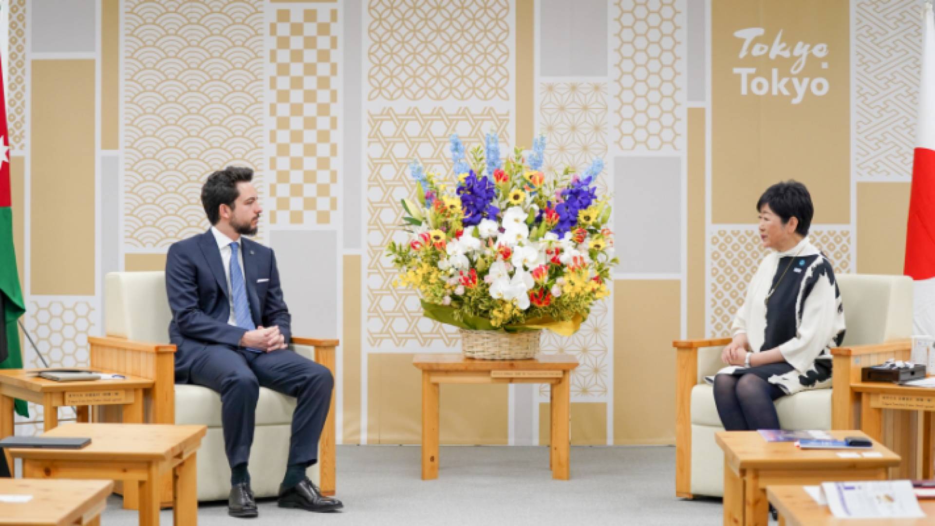 جانب من لقاء ولي العهد وحاكمة طوكيو