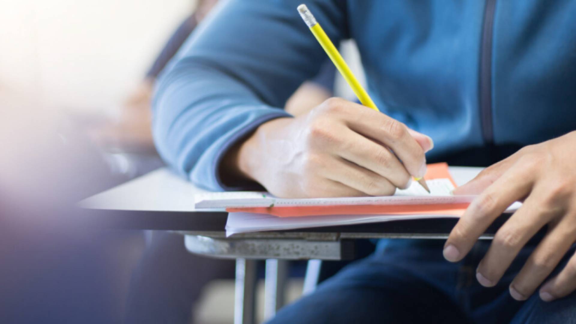 طالب يؤدي امتحان