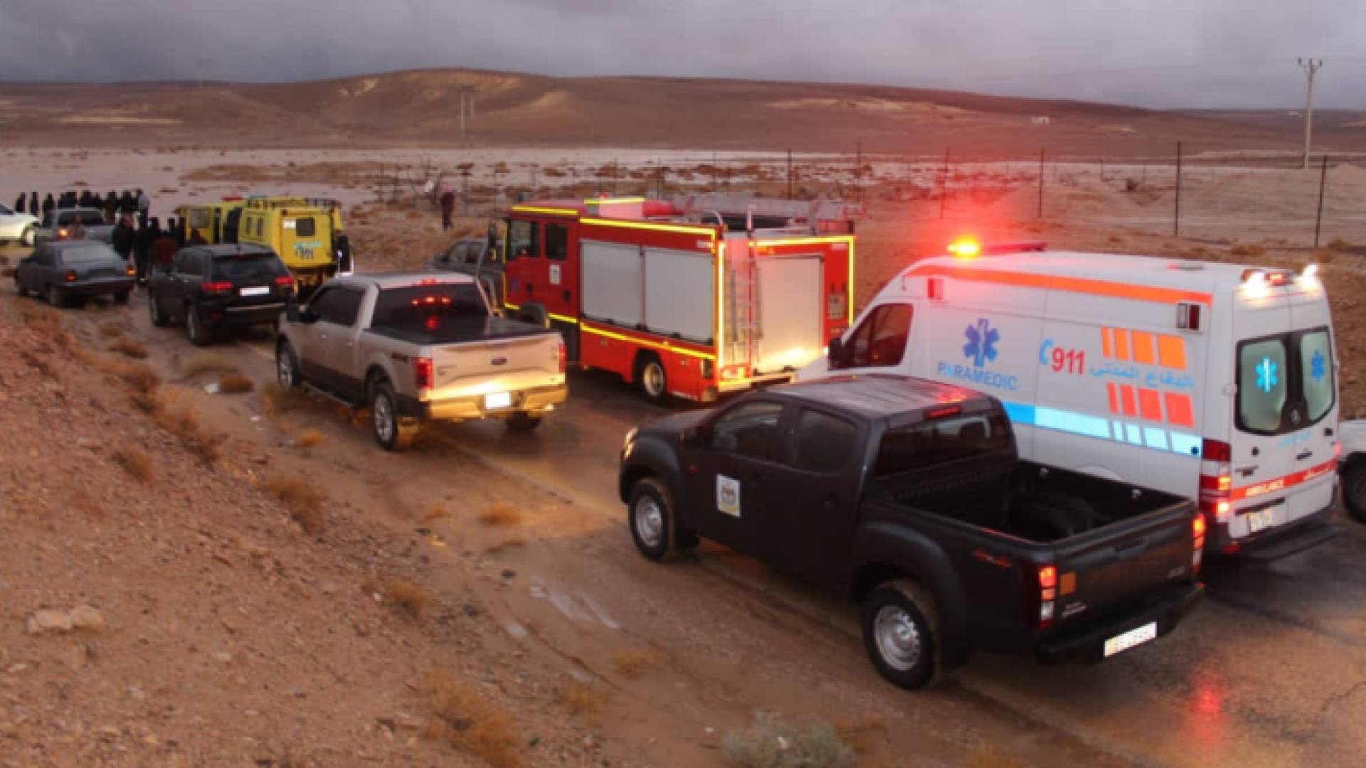 محاولة إنقاذ أشخاص حاصرتهم السيول "أرشيفية"