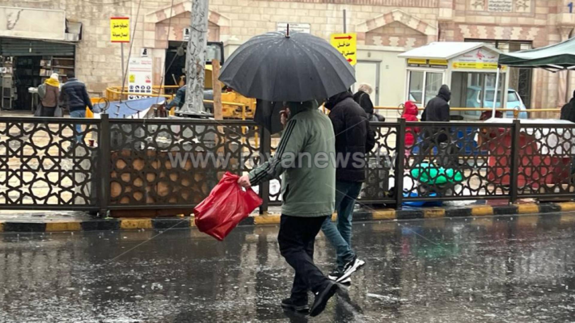 أجواء ماطرة في أحد شوارع العاصمة عمان