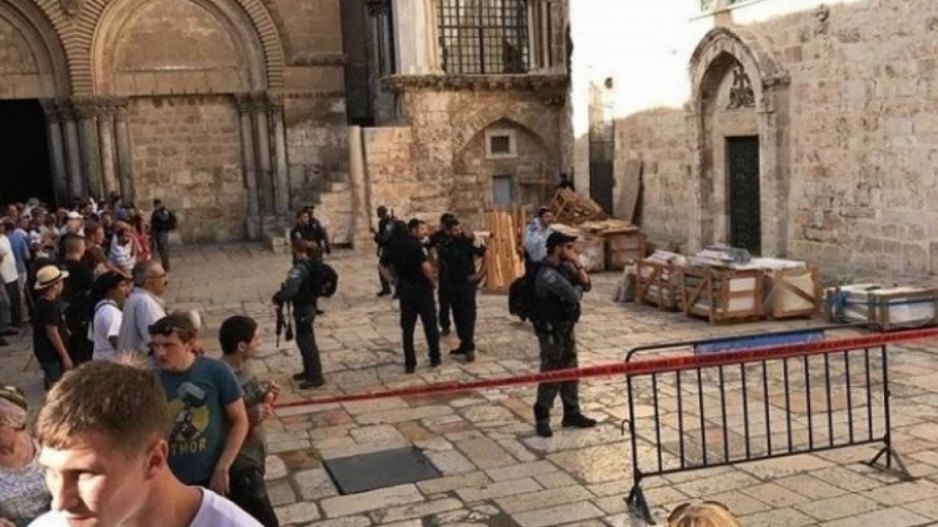 عناصر من قوات الاحتلال أمام كنيسة القيامة