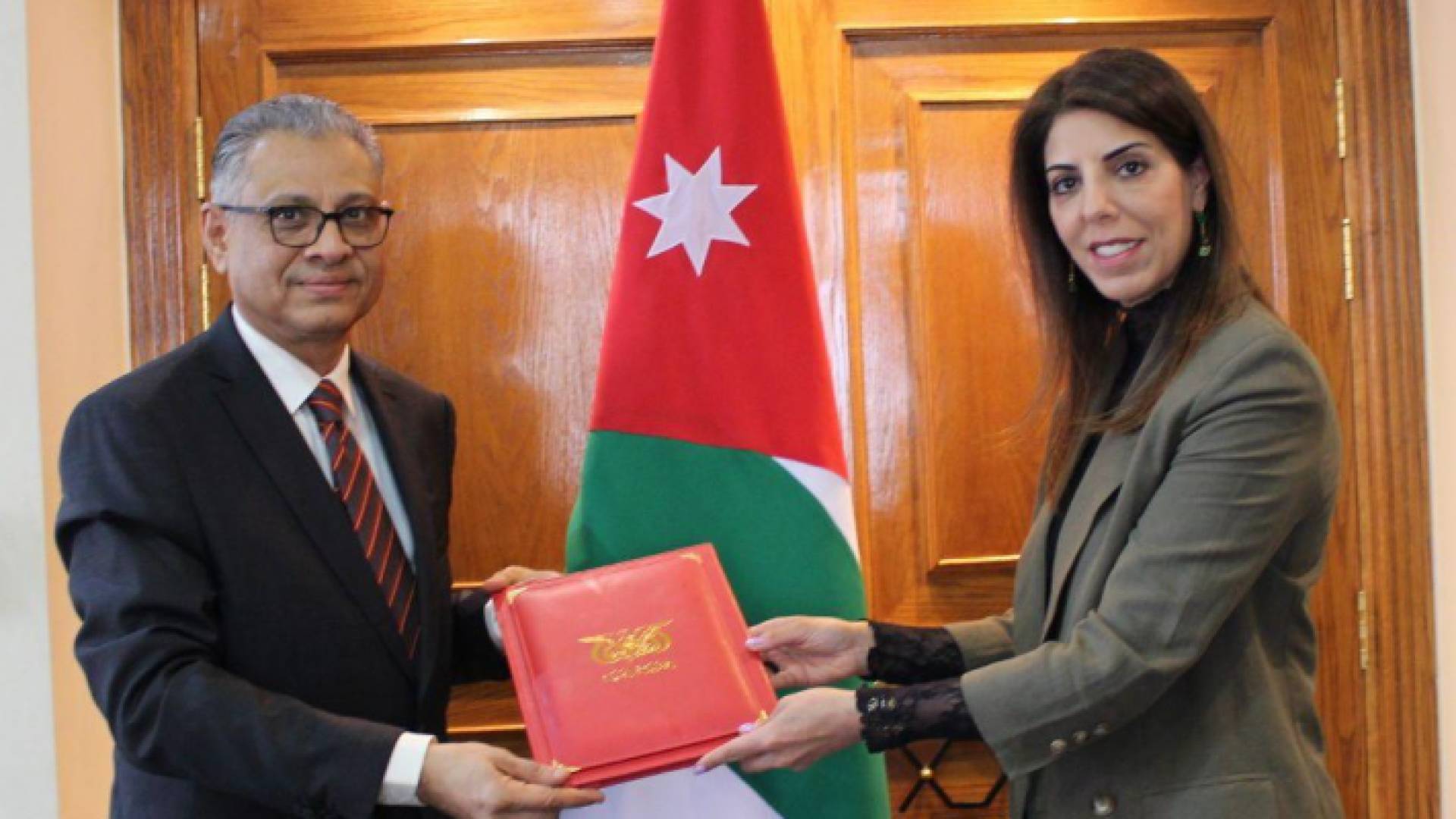 أمين عام وزارة الخارجية وشؤون المغتربين لينا الحديد والسفير اليمني لدى الأردن جلال إبراهيم فقيرة