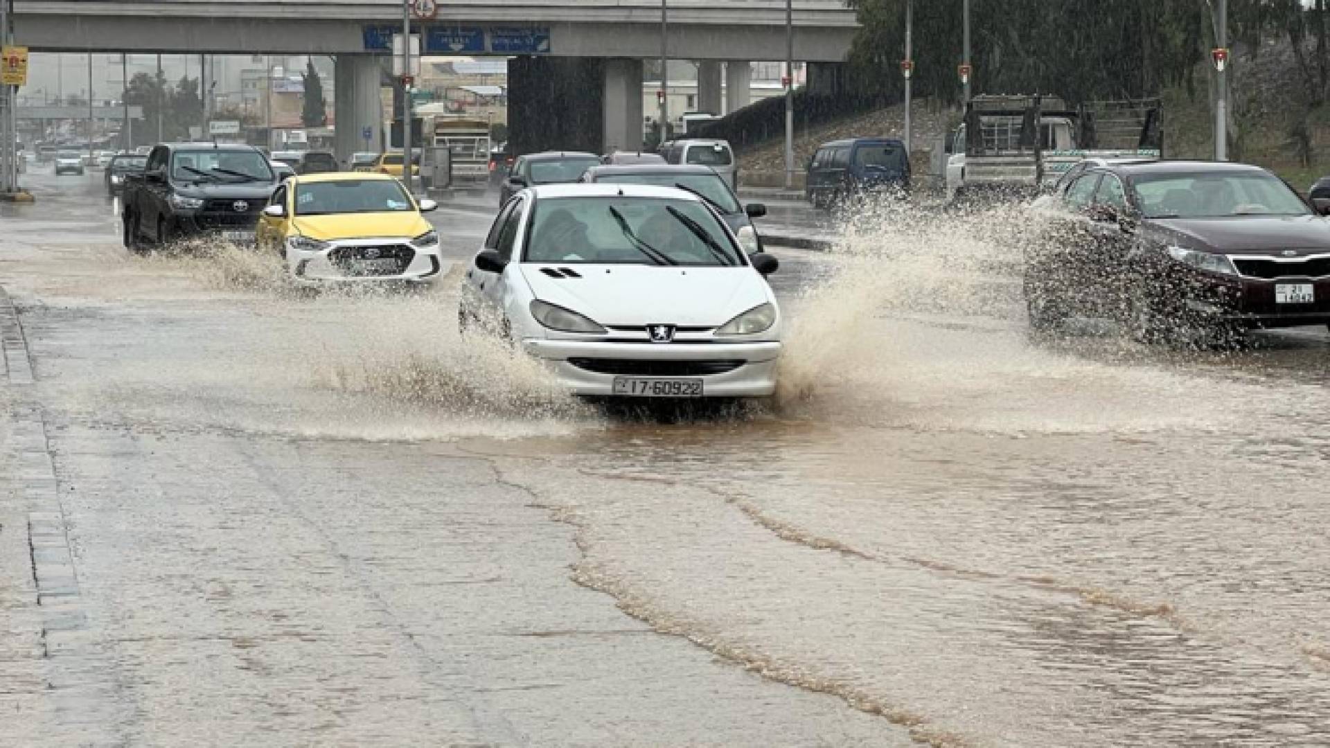 أمطار في أحد شوارع العاصمة عمان